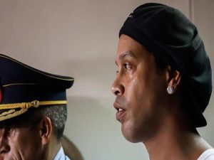 Ronaldinho trải qua những ngày tháng trong tù