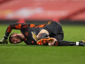 Bóng đá quốc tế trưa 31/12: De Gea khó thở sau pha va chạm với Traore