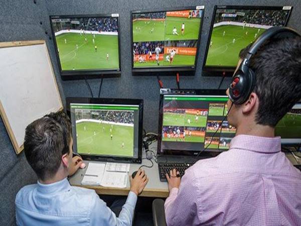 VAR là gì? Công nghệ bóng đá VAR