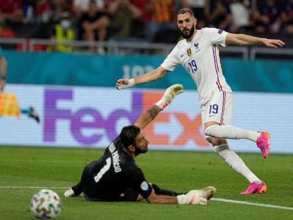 Real Madrid mạo hiểm như đánh bạc với Benzema
