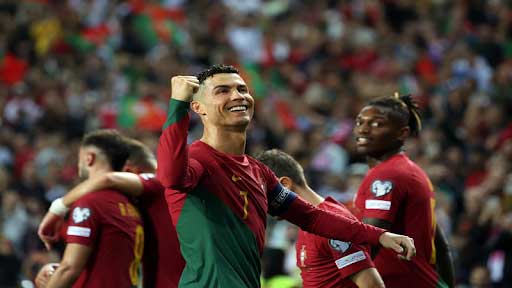 Cristiano Ronaldo - tiền đạo trung tâm xuất sắc