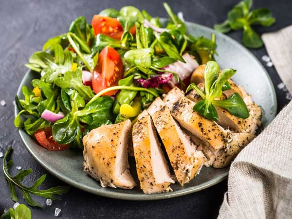 Cách chế biến ức gà cho gymer bằng cách làm salad