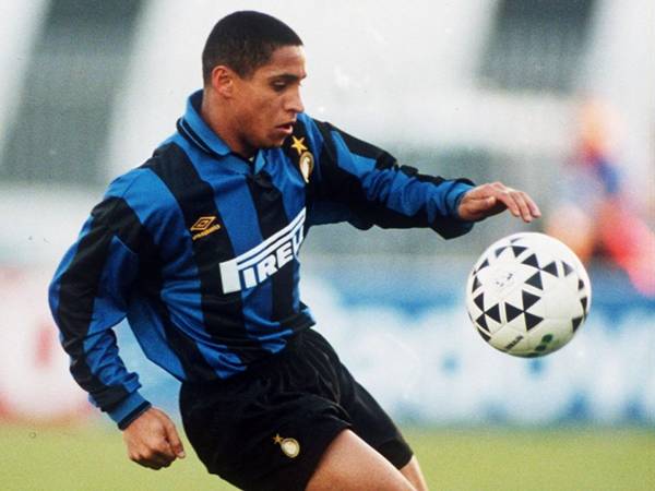 Roberto Carlos khoác áo số mấy?