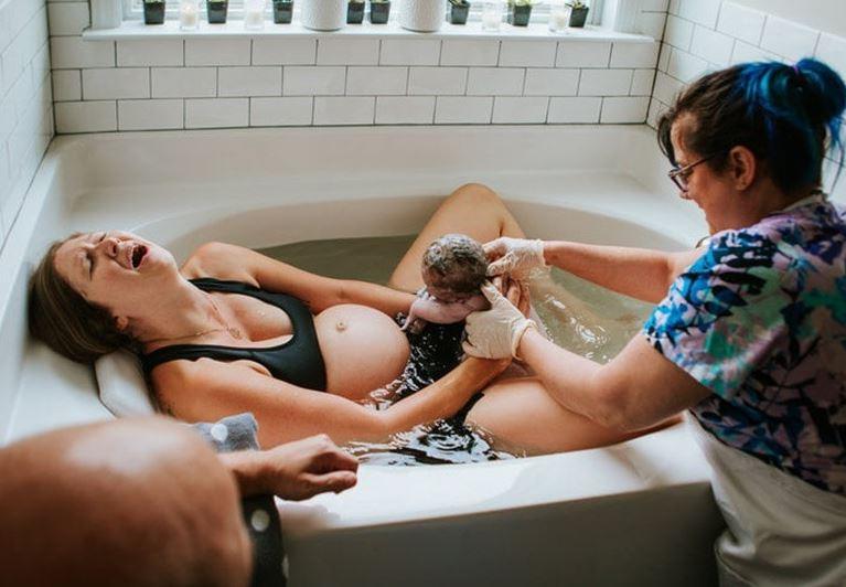 Nằm ngủ mơ thấy người khác sinh em bé là tốt hay xấu?