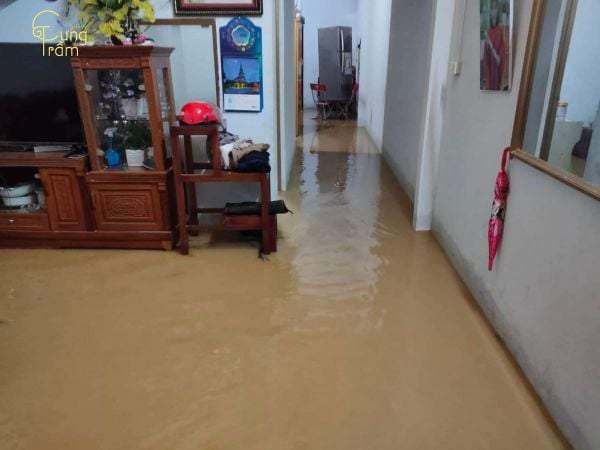 Mơ thấy nước bẩn tràn vào nhà