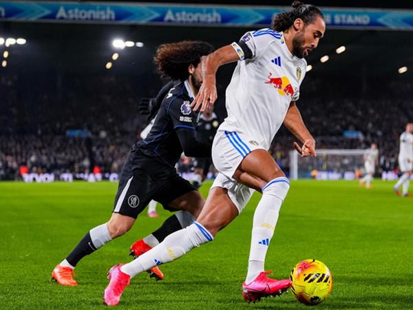 Chelsea tự bắn vào chân mình