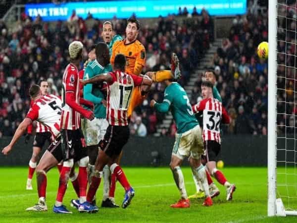 Tin BĐ: Van Dijk lập công, Liverpool hạ Sunderland